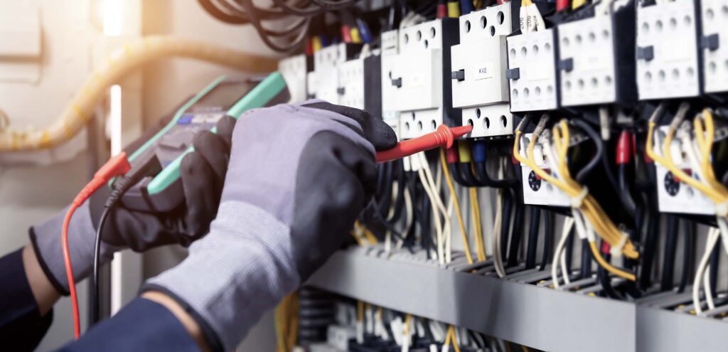 Instalador autorizado realizando boletín eléctrico en Las Palmas